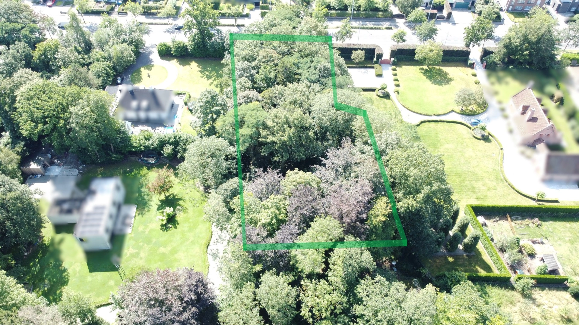 Residential building plot in green surroundings